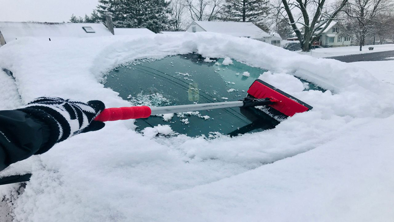 Čišćenje šoferšajbne od snega